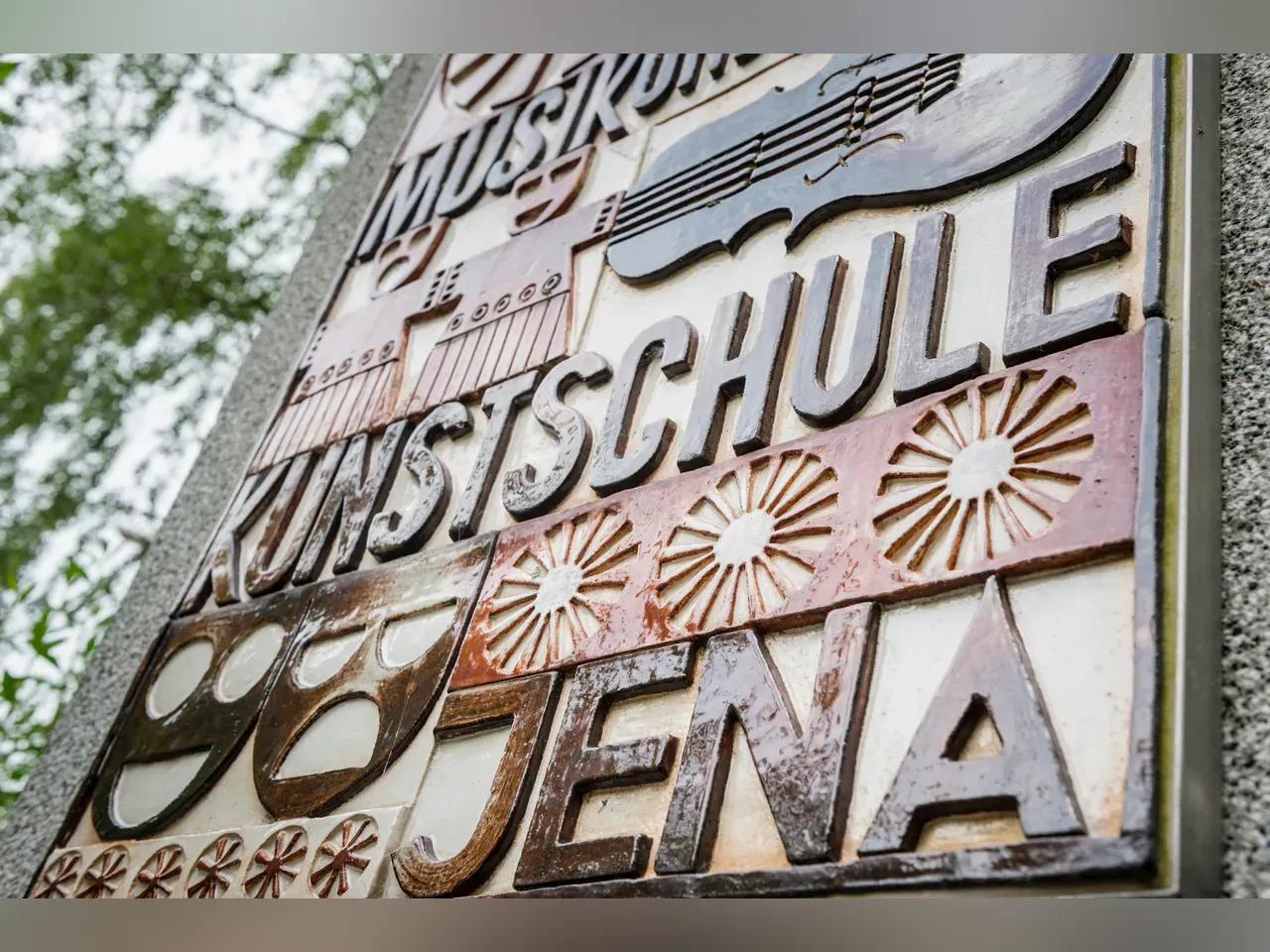 Steinschild mit Aufschrift Musik- und Kunstschule
