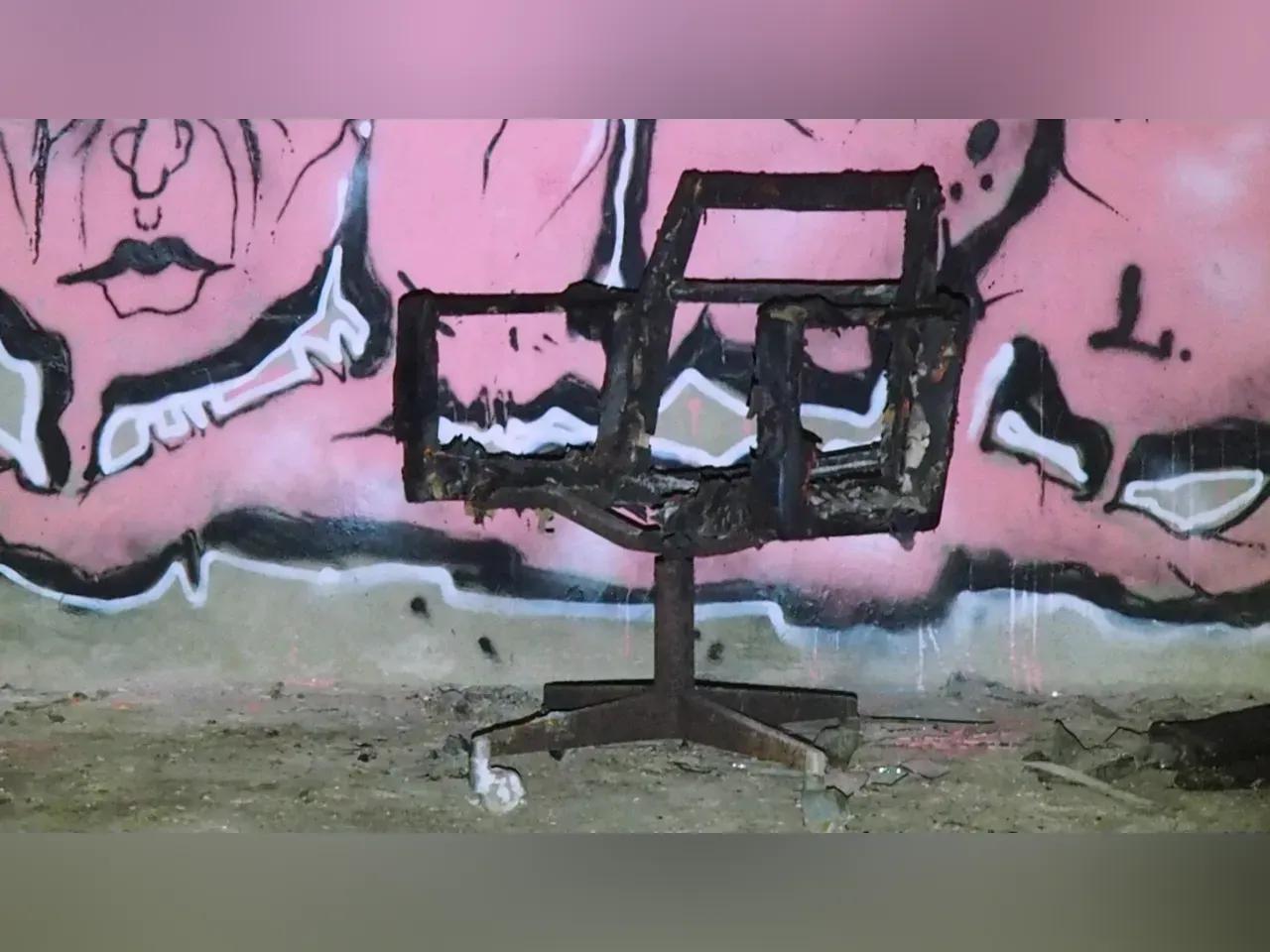 Grafitti mit einem gemalten Bürostuhl