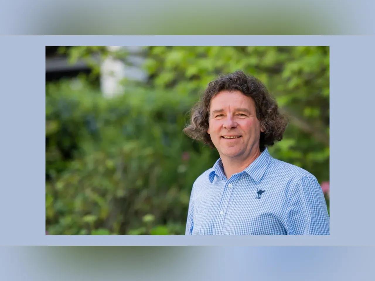 Rocco Thiede in einem Garten