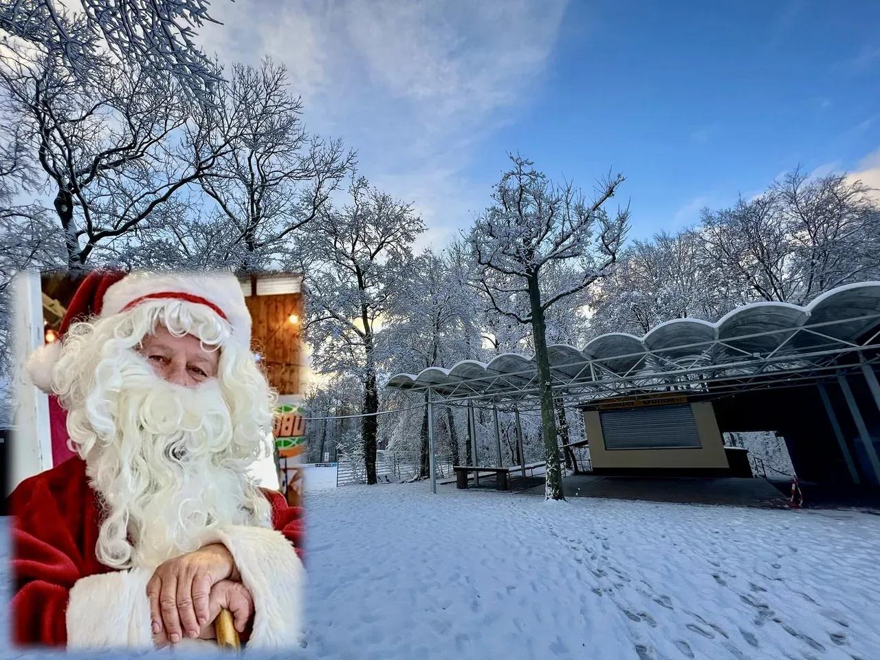 Waldbühne Isserstedt von Schnee bedeckt und ein Foto eines Weihnachtsmannes