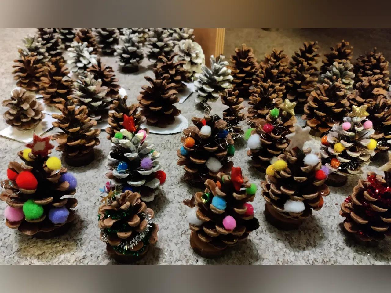 Dekorierte Tannenzapfen