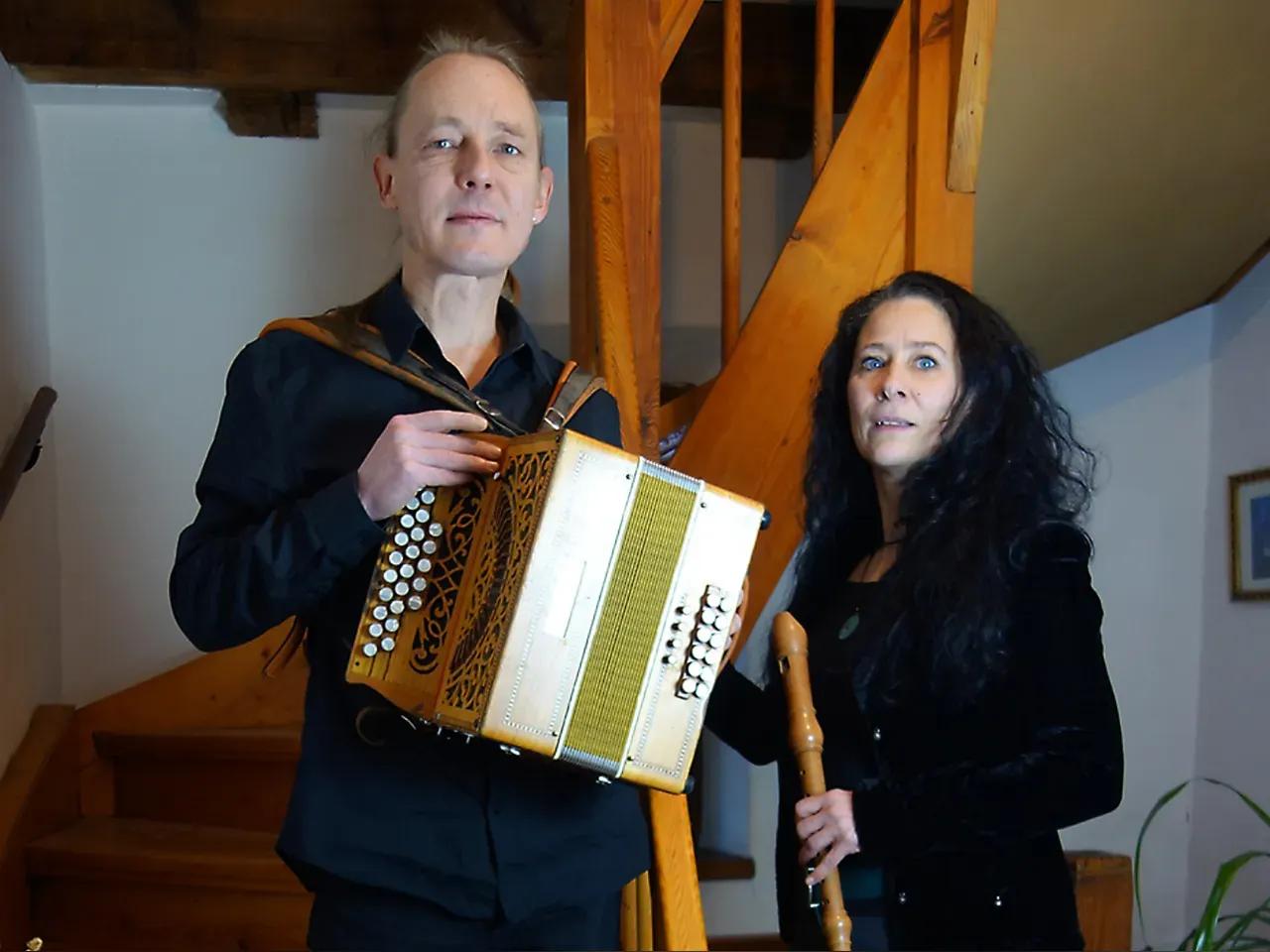 2 Musiker:innen mit Akkordeon und Flöte