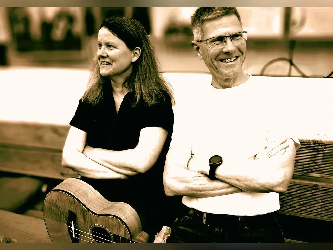 Gudrun Maetzig und Michael Selle nebeneinander auf einer Bank