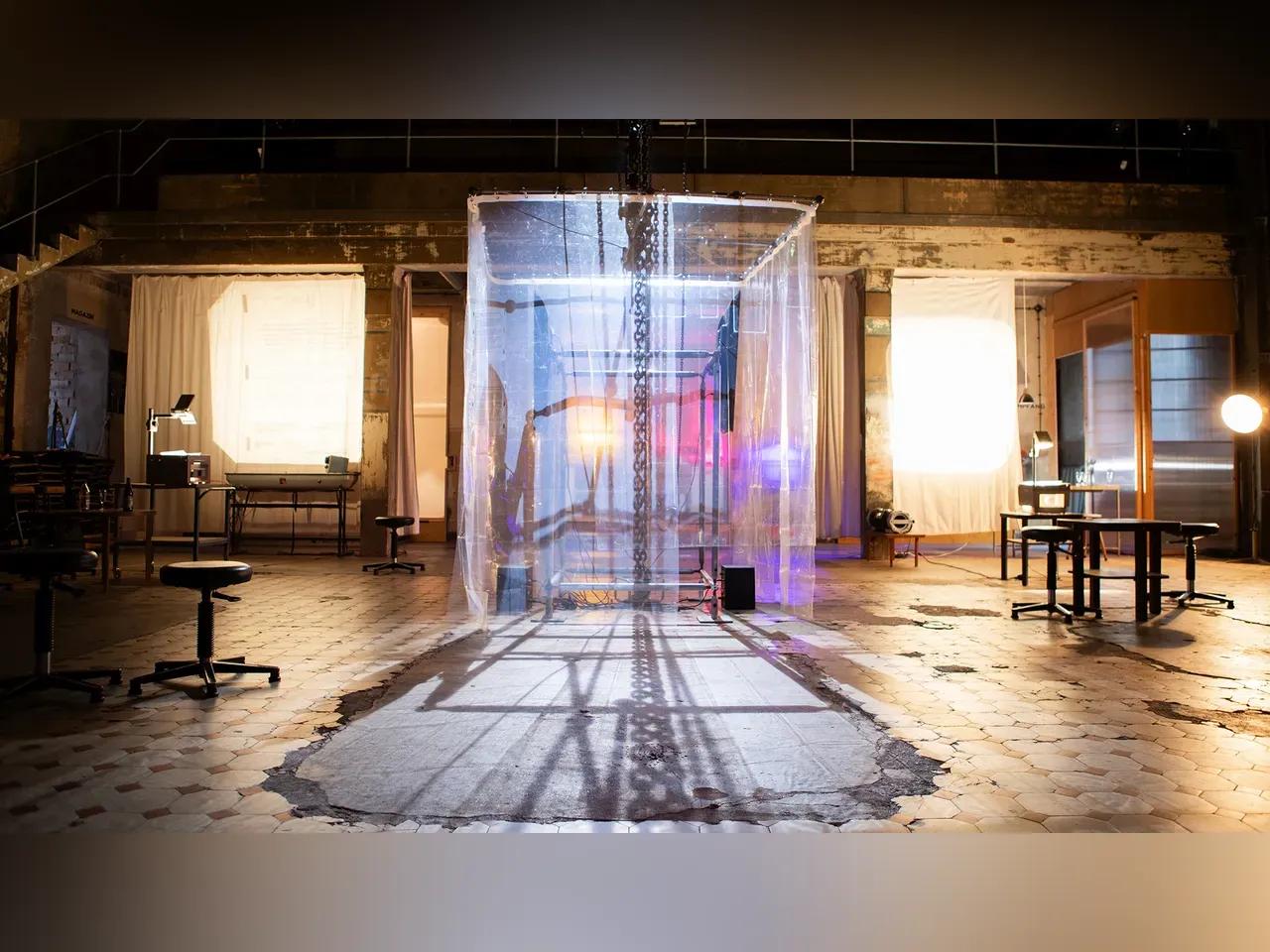 Verschiedene Kunstobjekte, Tische und Stühle im TRAFO Jena