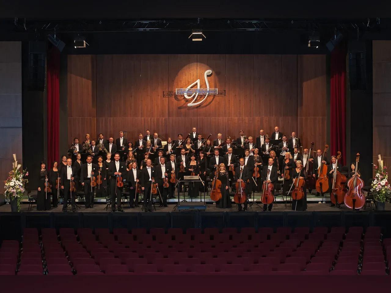 Vogtland_Philharmonie_2018-2019_Vogtlandhalle_heller__Foto_G%C3%BCnter_D%C3%B6rfel_
