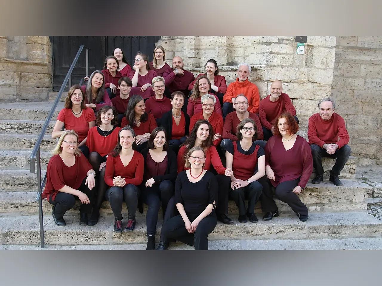 Gospelchor "black feet white voices" auf den Treppen der Stadtkirche Jena