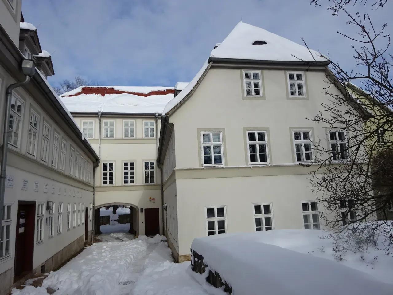 Weihnachtlich mit Schnee bedecktes Frommansches Anwesen in Jena
