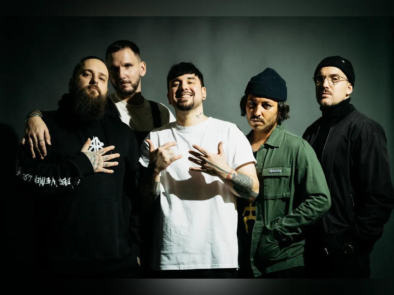 Die 5 Musiker der Band vor dunklem Hintergrund