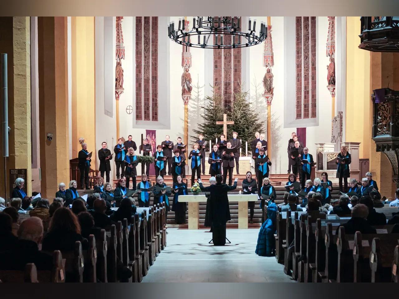 Die Philharmonischen Chöre sthen in der Stadtkirche St. Michael und singen.<br><br>