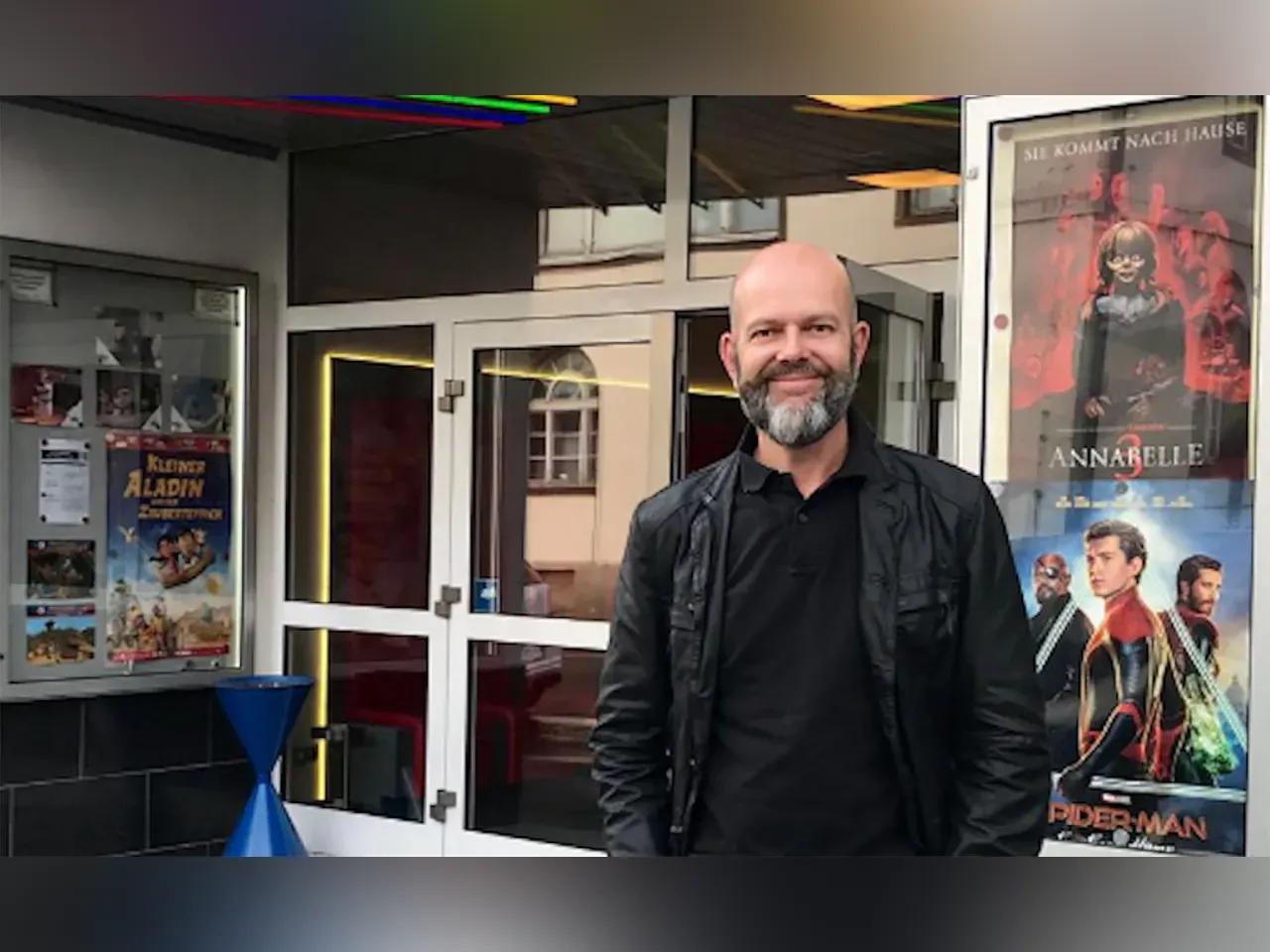 Filmregisseur Gerald Backhaus steht vor dem Kino in Sonneberg