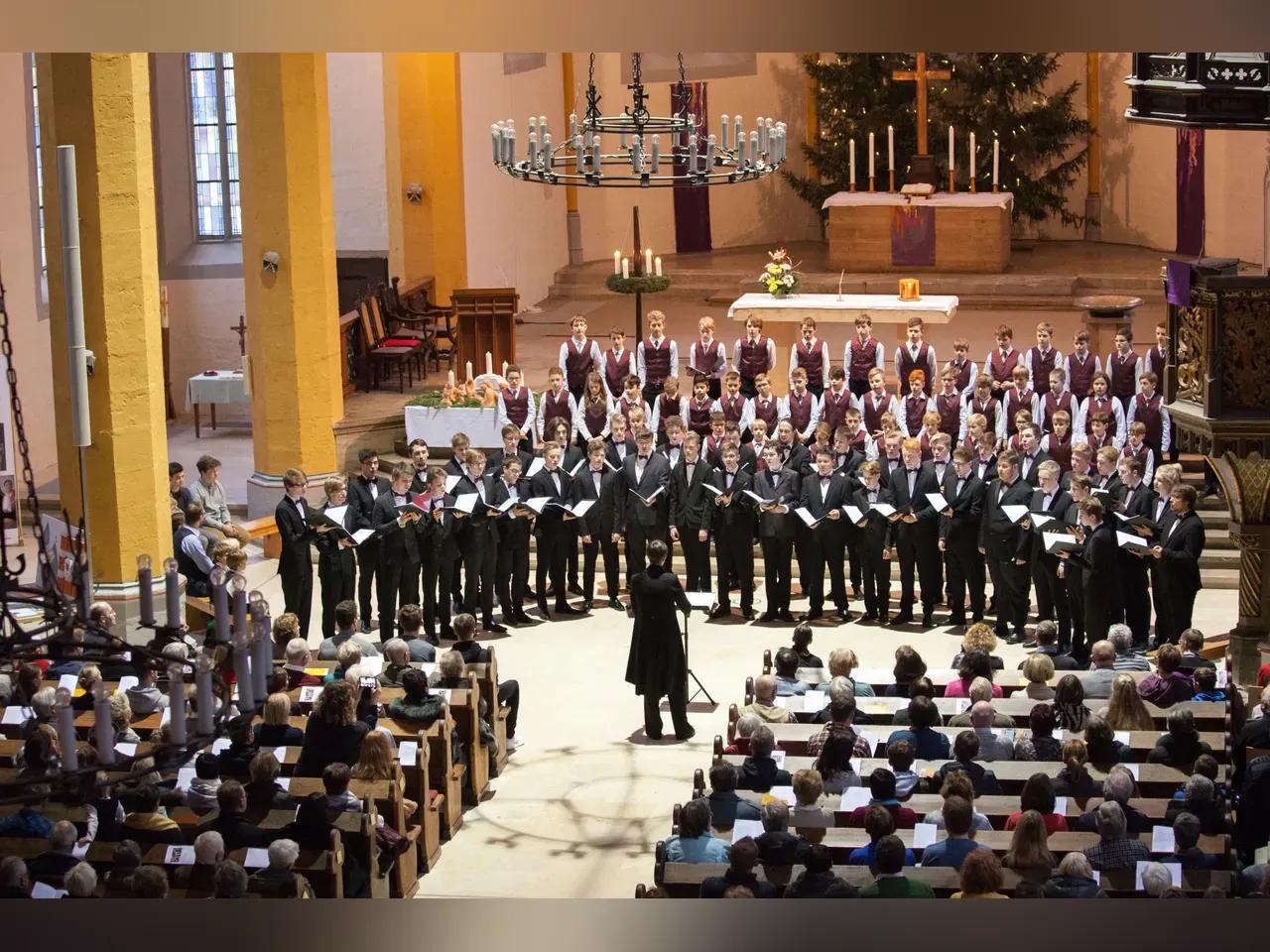 Der Knabenchor der Jenaer Philharmonie steht im Altarraum der Stadtkirche Jena und singt. <br>