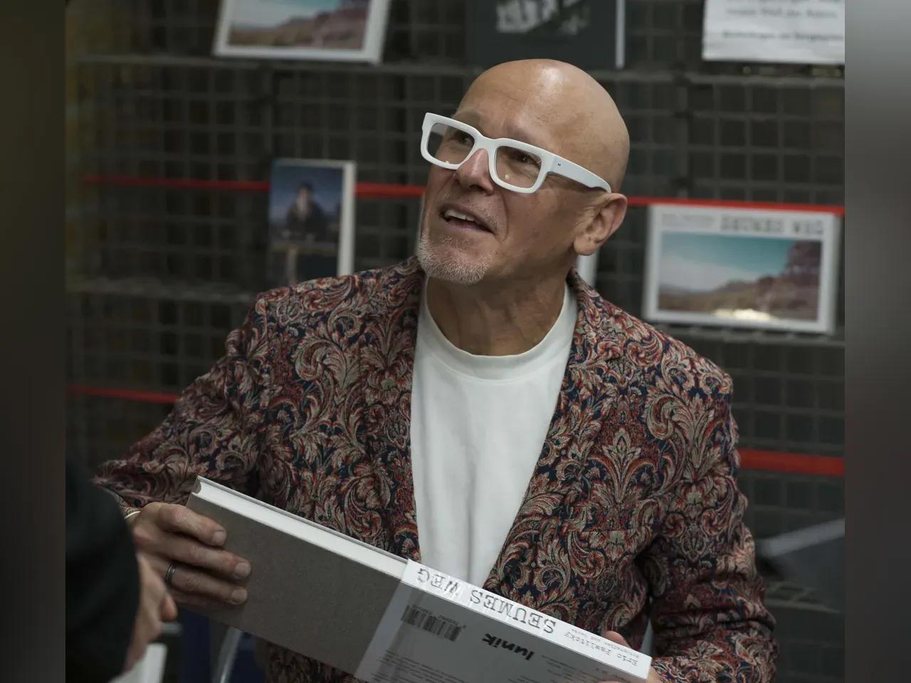 Buchautor Eric Pawlitzky mit einem Buch in der Hand