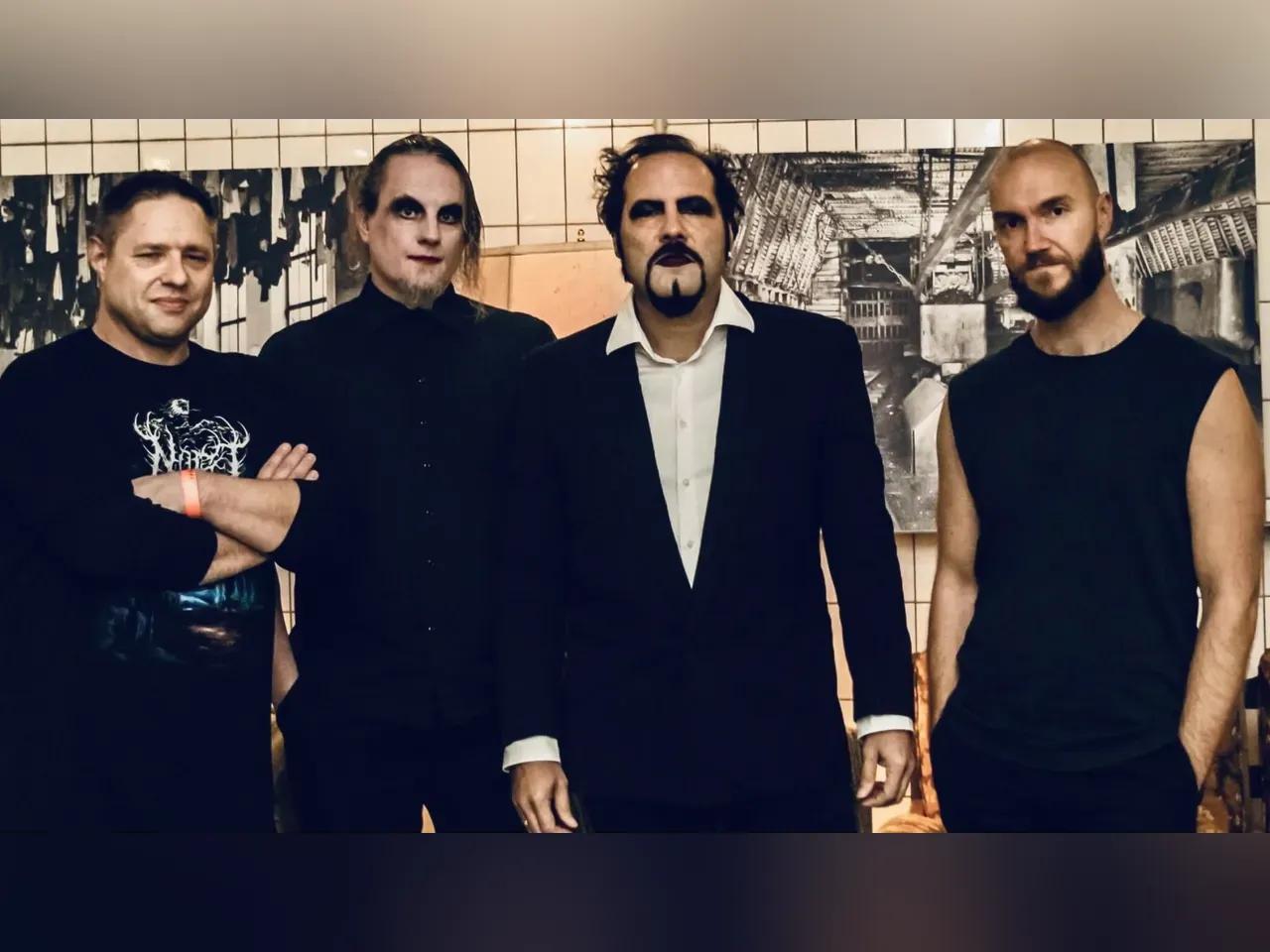 Vier Personen in schwarzer Kleidung.