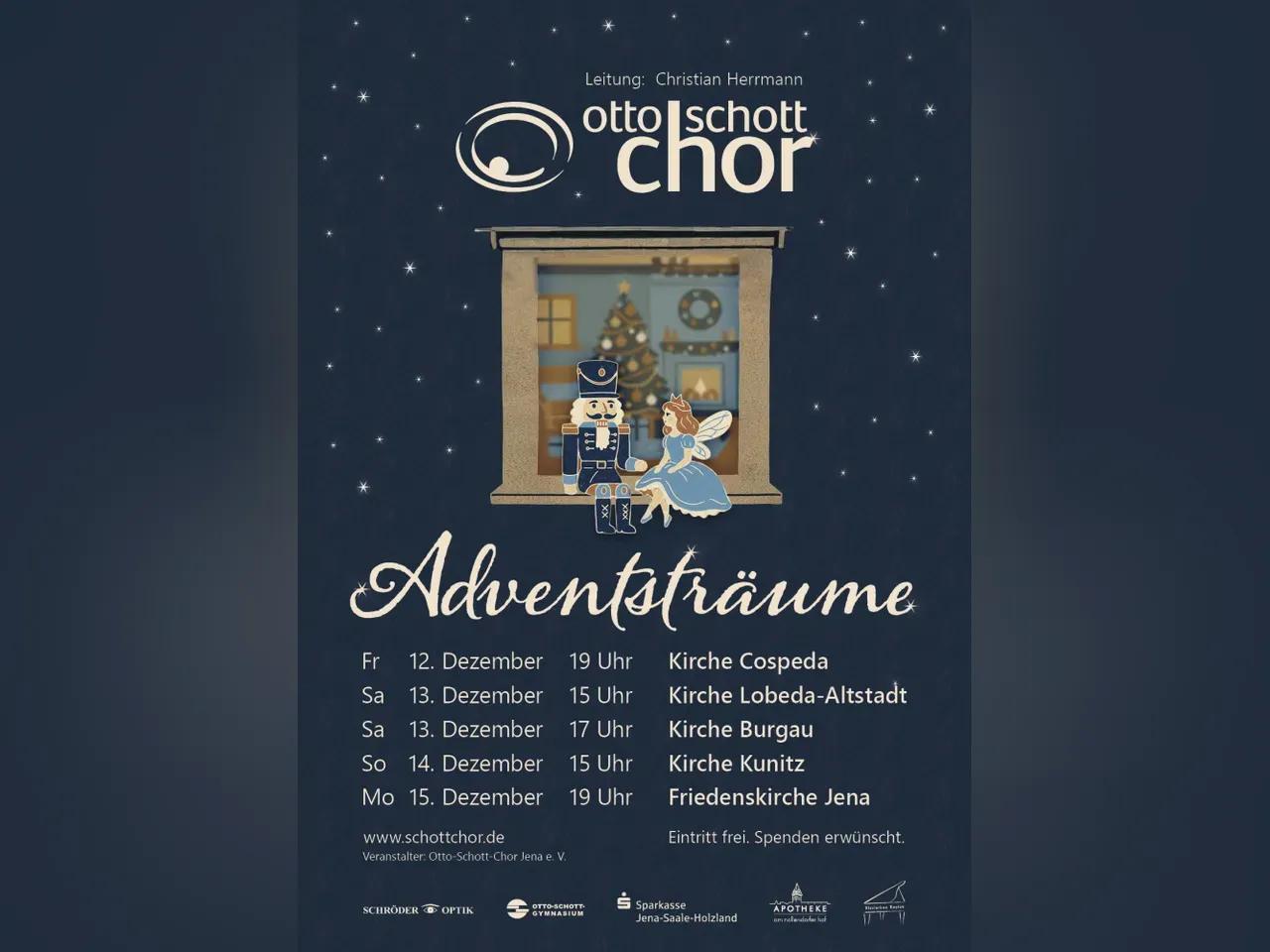 Ein Nussknacker und eine Fee sitzen auf einem Fenstersims vor einem festlich geschmückten Raum mit Weihnachtsaum und Kaminfeuer.