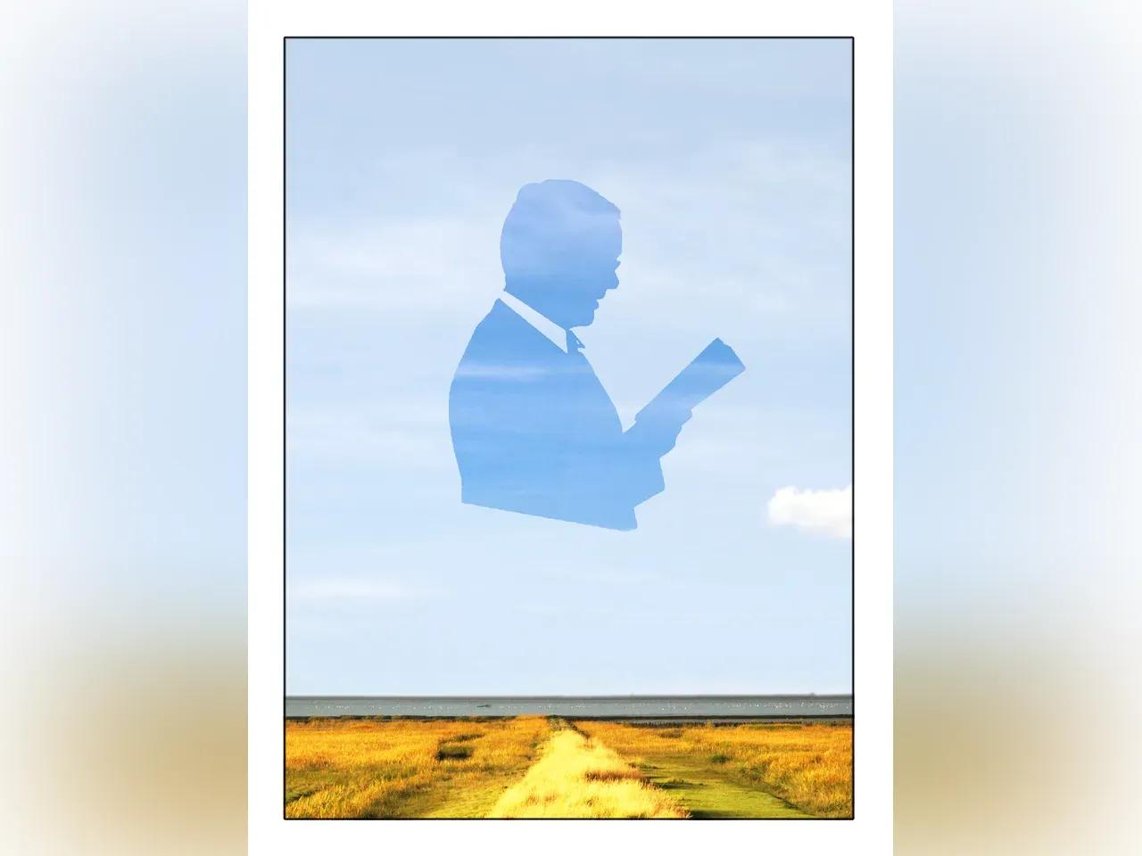 Konterfei eines lesenden Mannes vor blauem Himmel, darunter Dünen und Meer