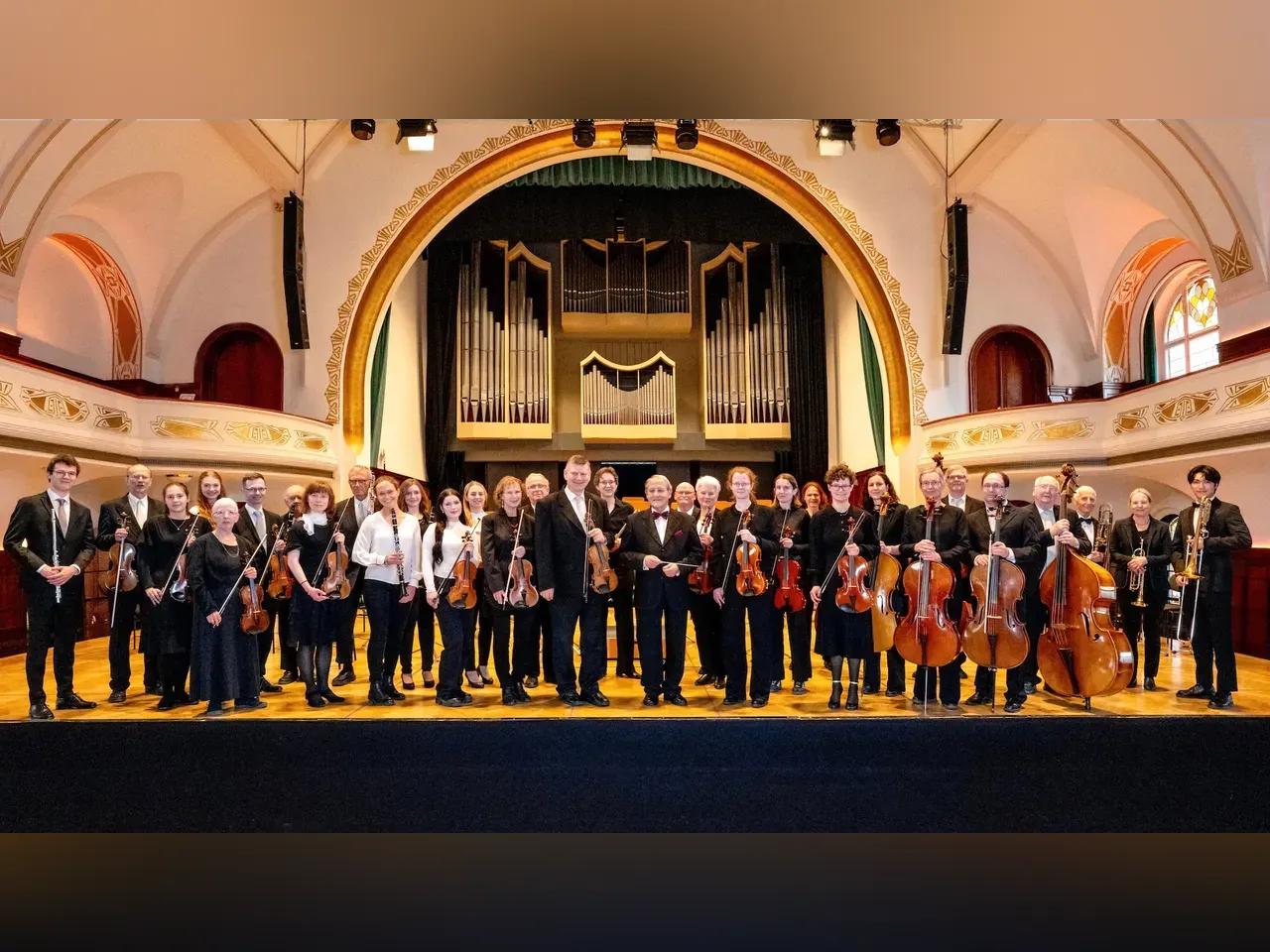 Mitglieder des Sinfonieorchester Carl Zeiss Jena e. V. mit ihren Instrumenten auf der Bühne des Volkshaus Jena