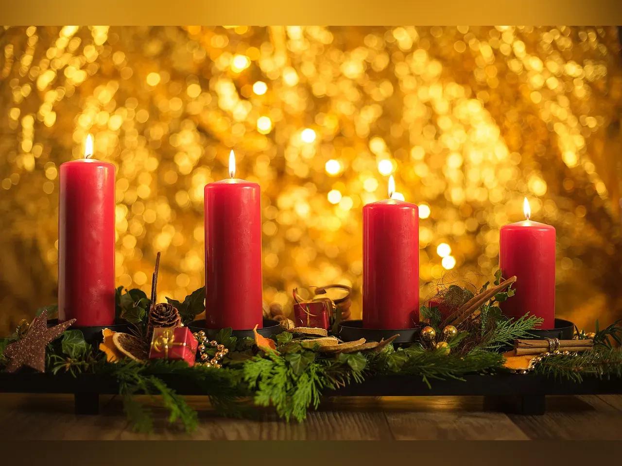 Adventskranz mit roten Kerzen