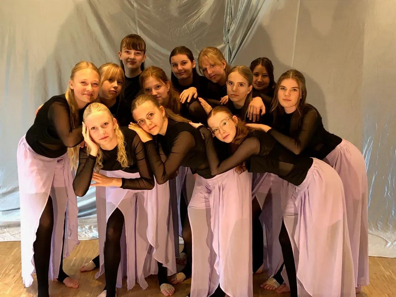 Gruppenbild der Tänzerinnen in Kostümen