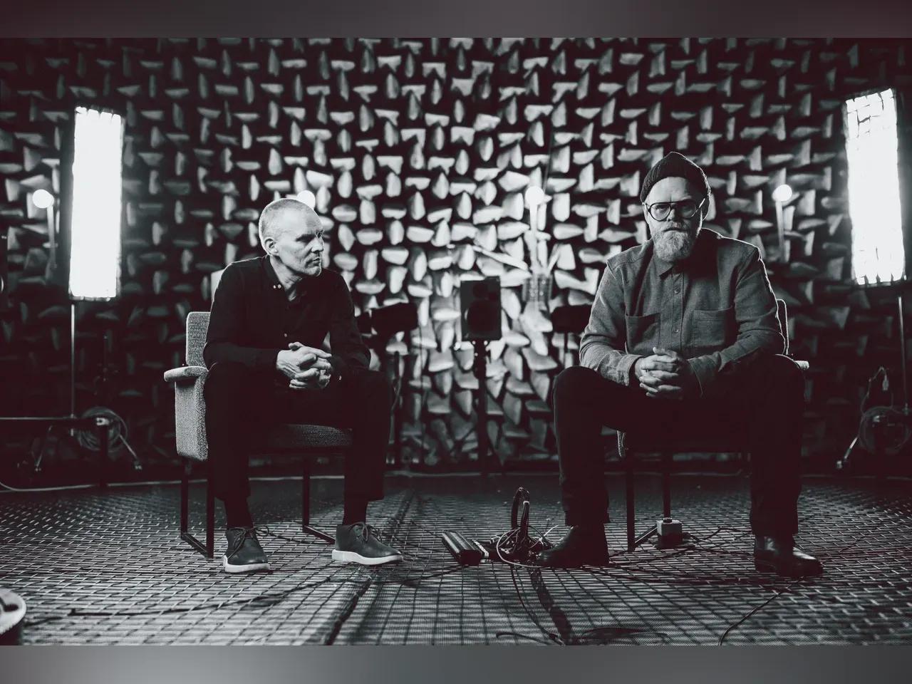 Schwarz-Weiß-Bild von 2 Männern in einem Studio