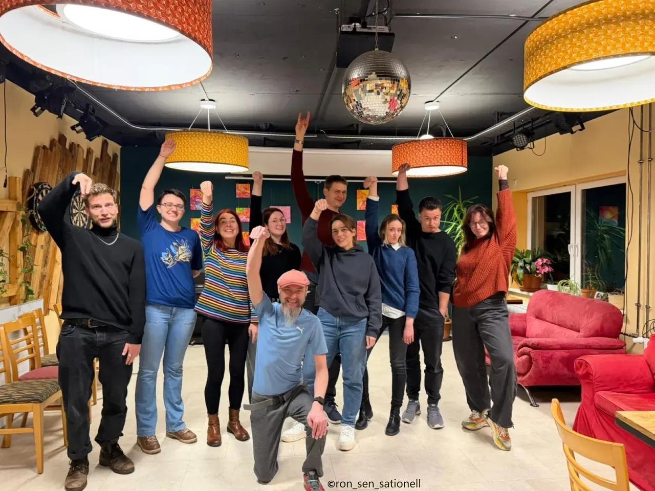 Mitglieder der Theatergruppe Rababakomplott in einem gemütlichen Raum