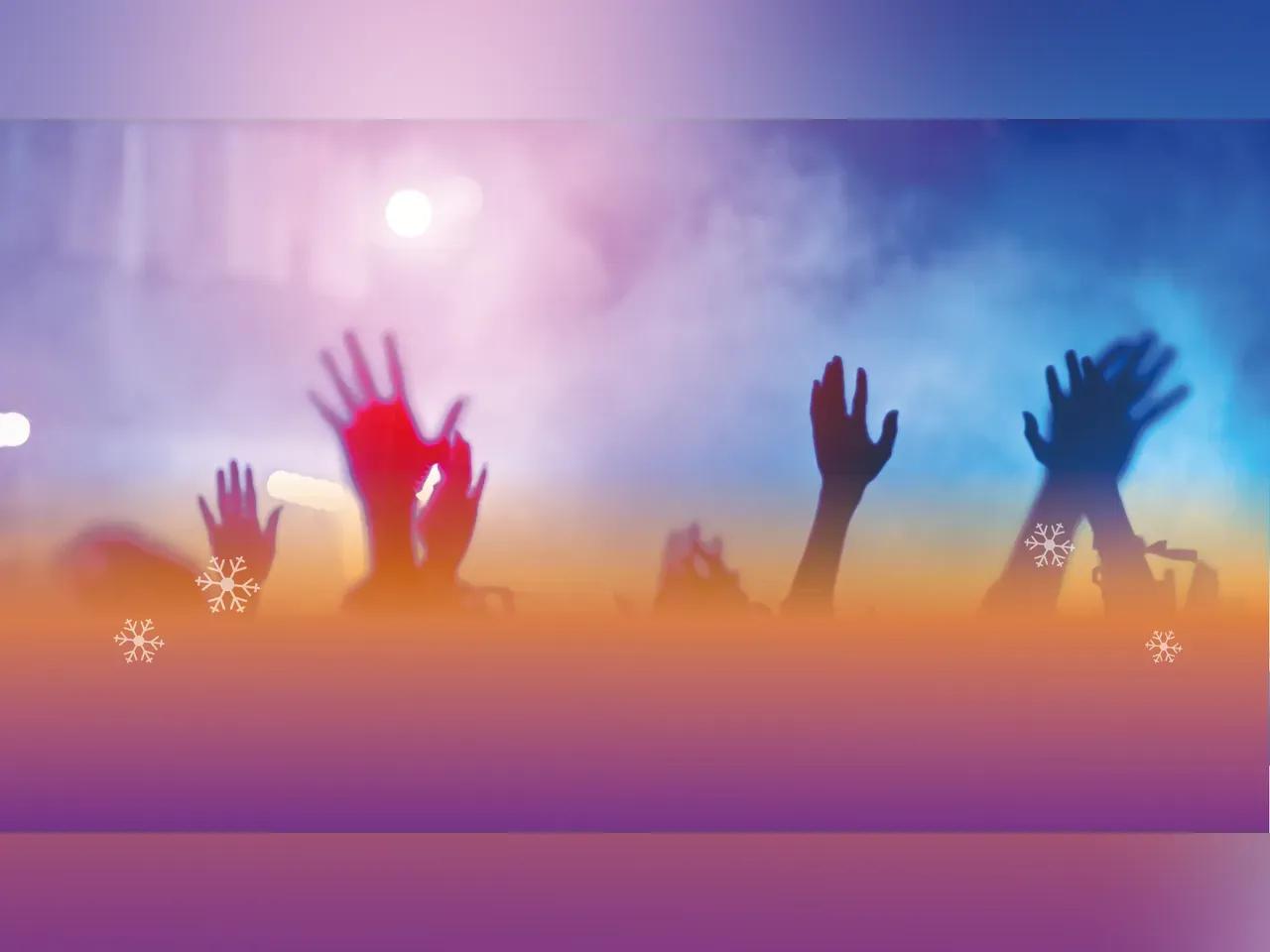 Hände ragen jubelnd aus einer bunt-nebligen Fläche mit Schneeflocken