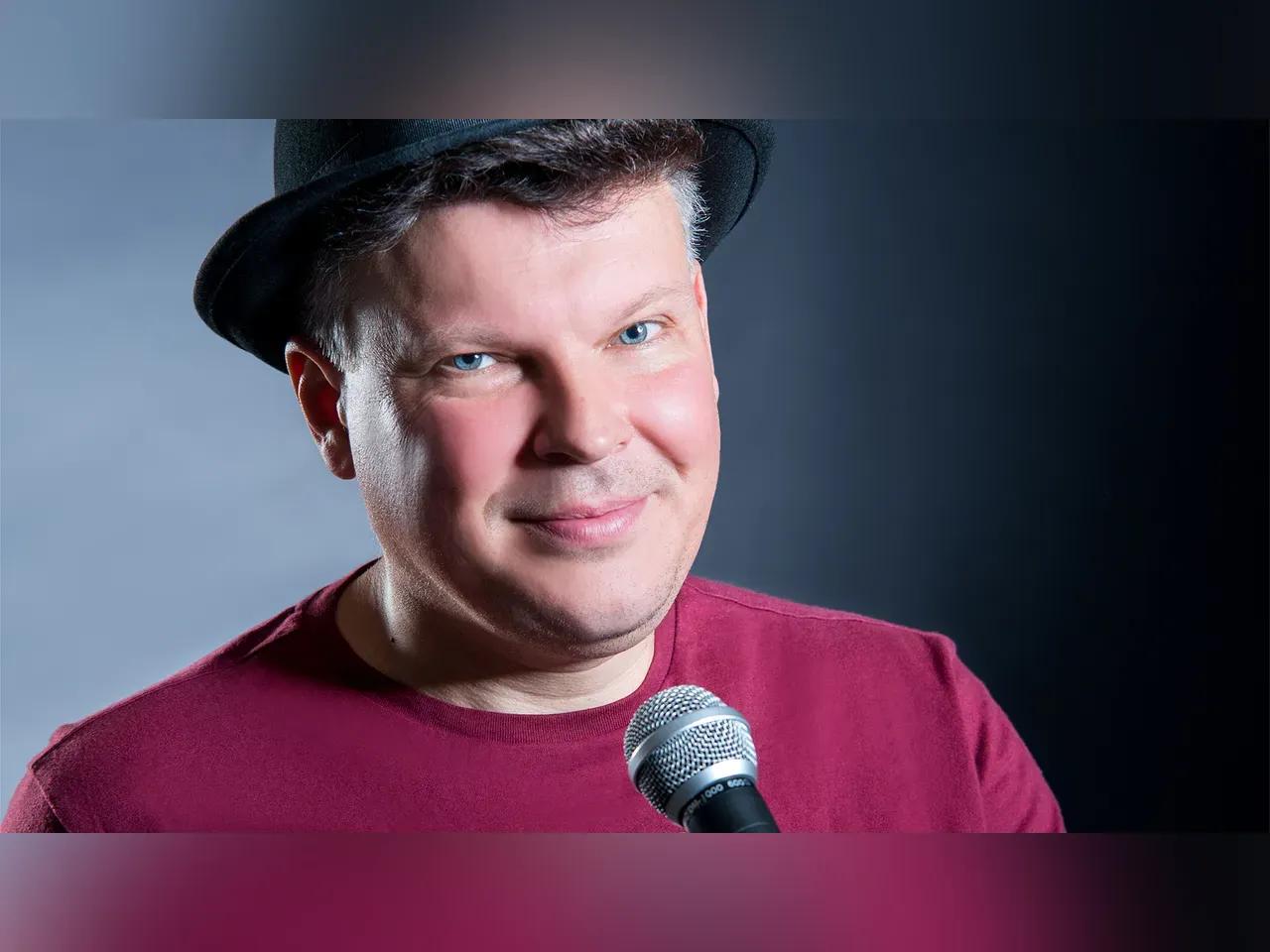 Klaus Heißemberger vor einem Mikrofon