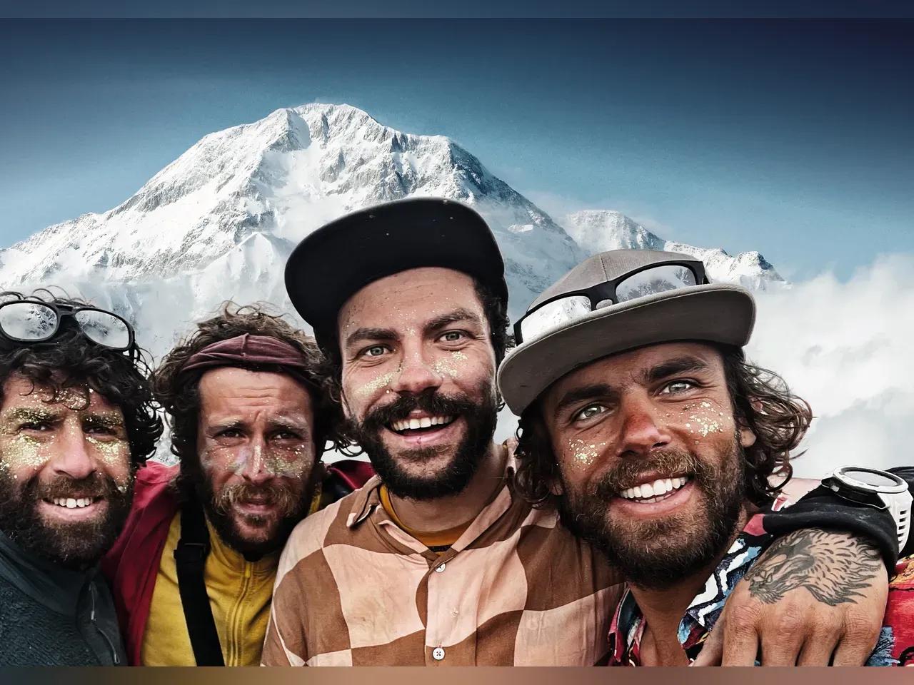 Kletterer posieren vor einem Bergmassiv