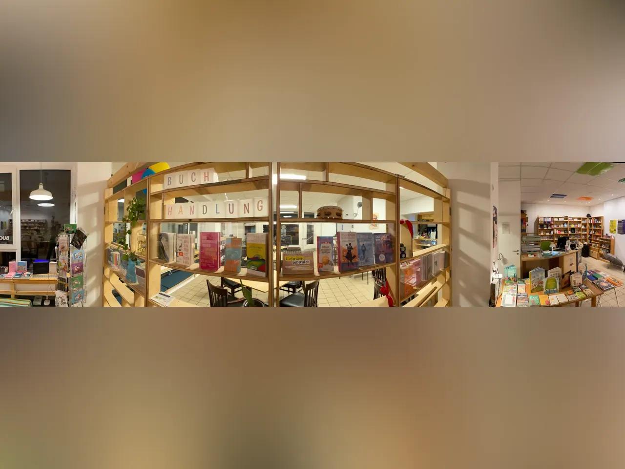 Panoramaaufnahme in der Buchhandlung vom Treffpunkt am Fichteplatz