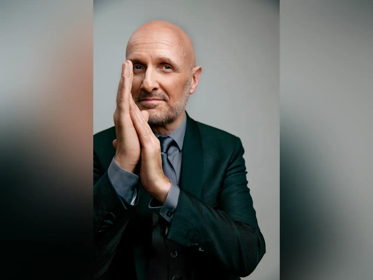 Porträt von Josep Vila i Casañas vor grauem Hintergrund