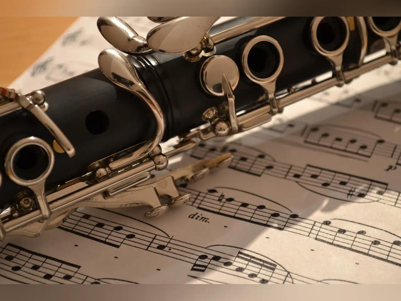 Nahaufnahme einer Klarinette mit Notenblatt