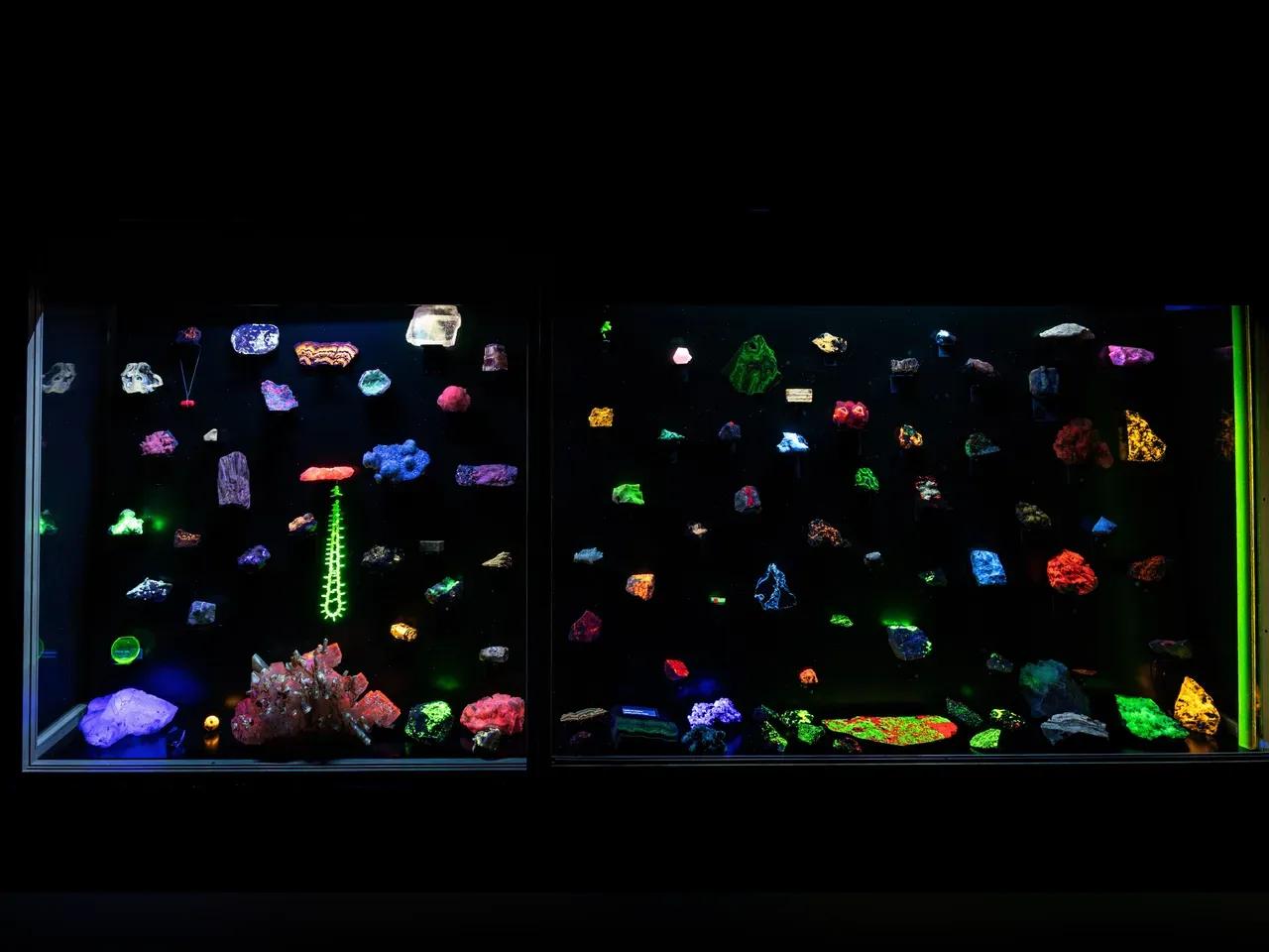 Angestrahlte Mineralien vor schwarzem Hintergrund