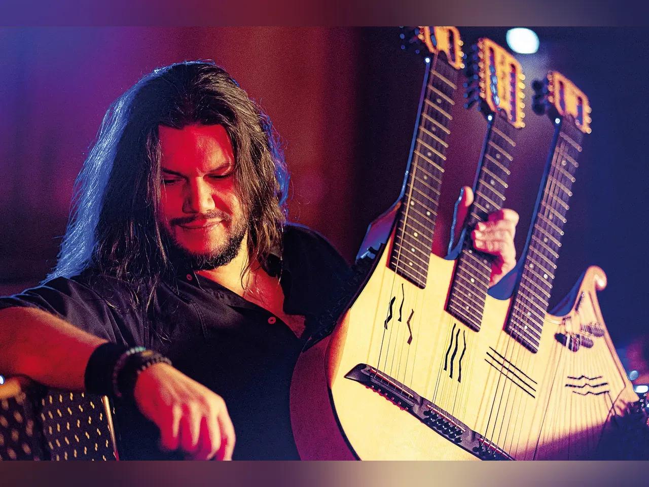 Vincente Patiz mit 70-Saitigem Instrument