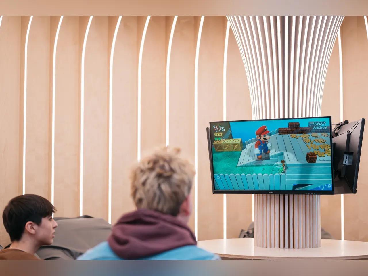 Zwei jugendliche Jungs spielen Mario-Kard in der Jugendbibliothek der Ernst-Abbe Bücherei