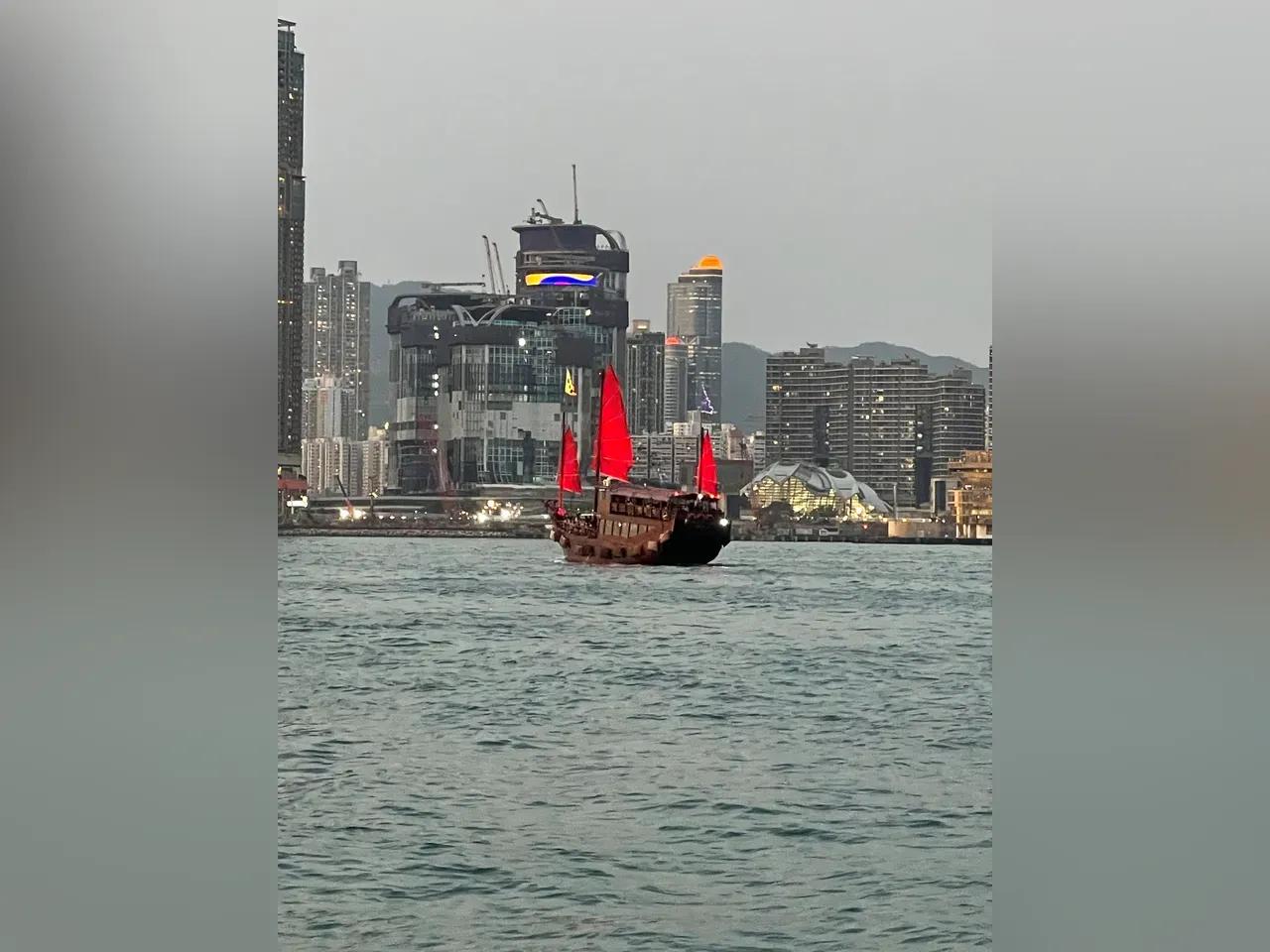 Schiff auf dem Wasser vor der Skyline von Hongkong