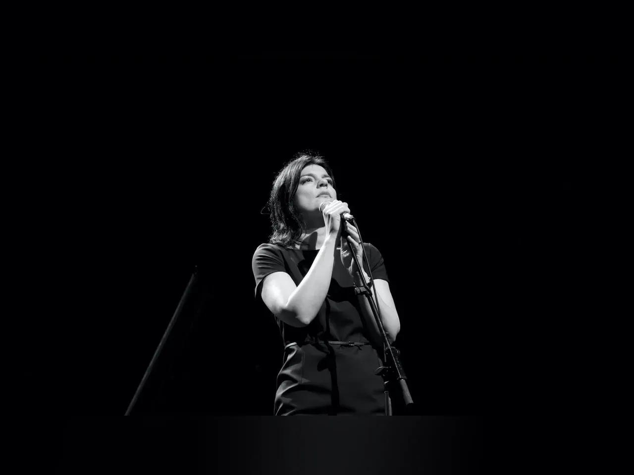 Schwarz-Weiß von Jasmin Tabatabai auf einer Bühne