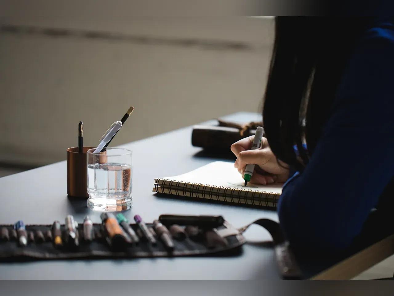 Frau schreibt auf einem Block