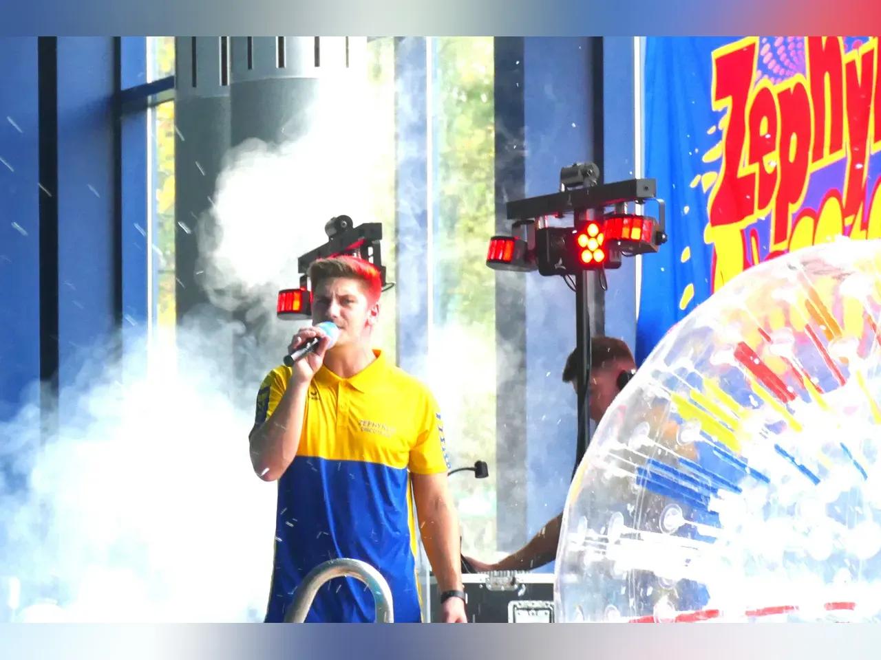 DJ vom Zephyrus-Discoteam macht eine Ansage ins Mikrofon