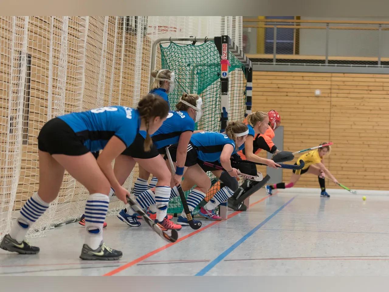 Spielerinnen der Hockeymanschaft SSC Jena im Spiel