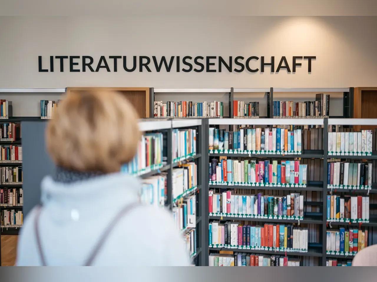 ältere Frau in Bibliothek
