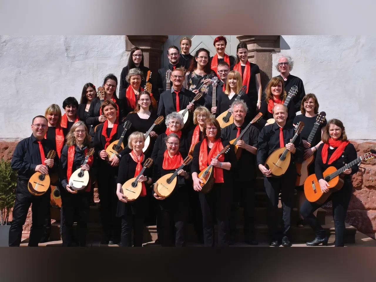 Gruppenfoto des Zupforchesters mit Instrumenten