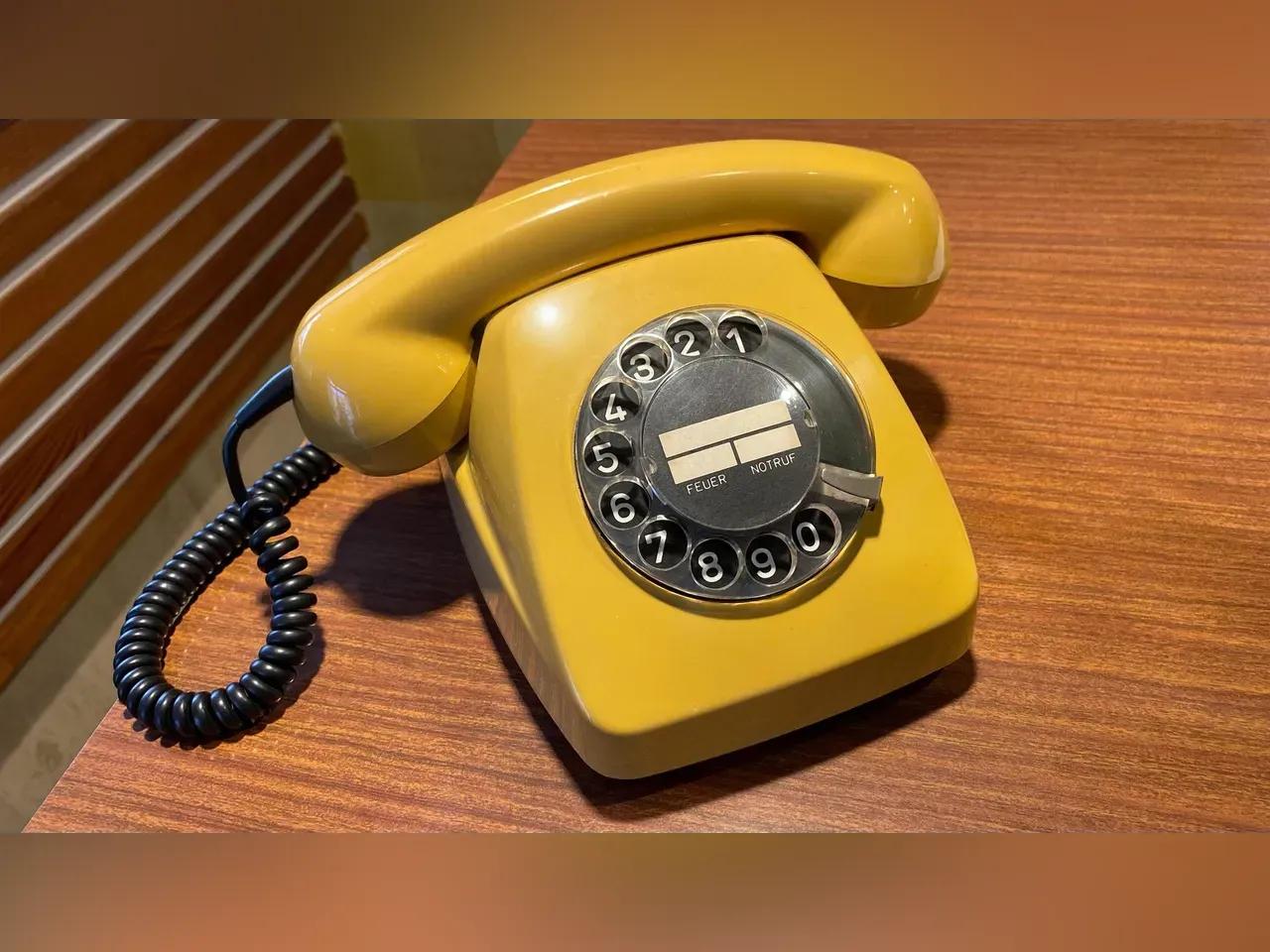 retro-phone-7362942_1920-jpg