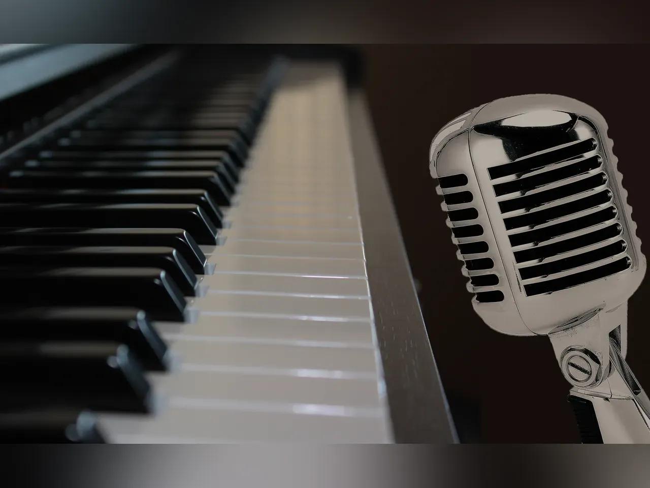 Klaviertasten und Mikrofon