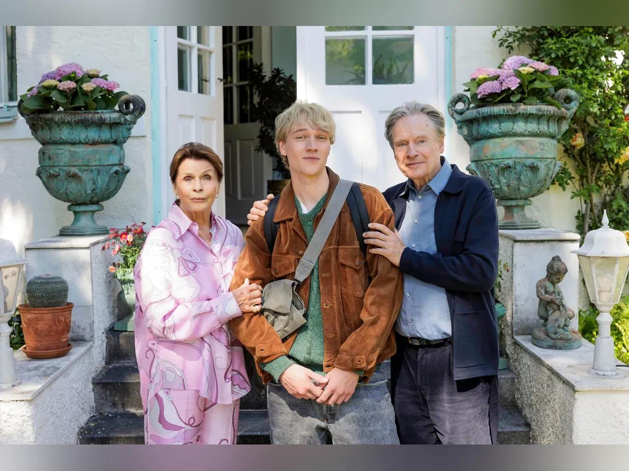 GER ACH DIESE LUECKE Still Adobe RGB 30_Warner