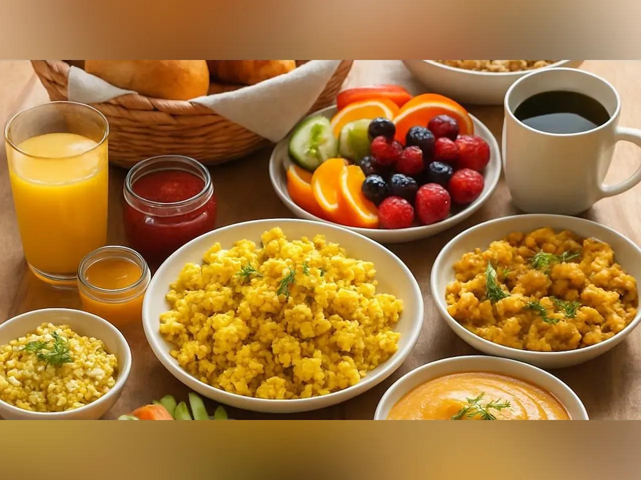 Gedeckter Tisch mit Kaffee, Obst, Aufstrichen und mehr