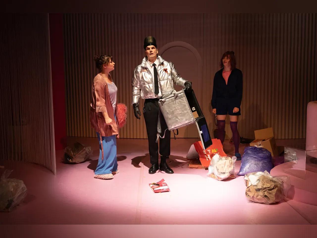 ich_hasse_menschen_vl.n.r._Marie-Luis_Kie%C3%9Fling_als_Fanny__Jonas_F%C3%BCrstenau_als_Pizzabote_und_Claus__Billie_Barleben_als_Cuba__Foto_Ronny_Ristok_