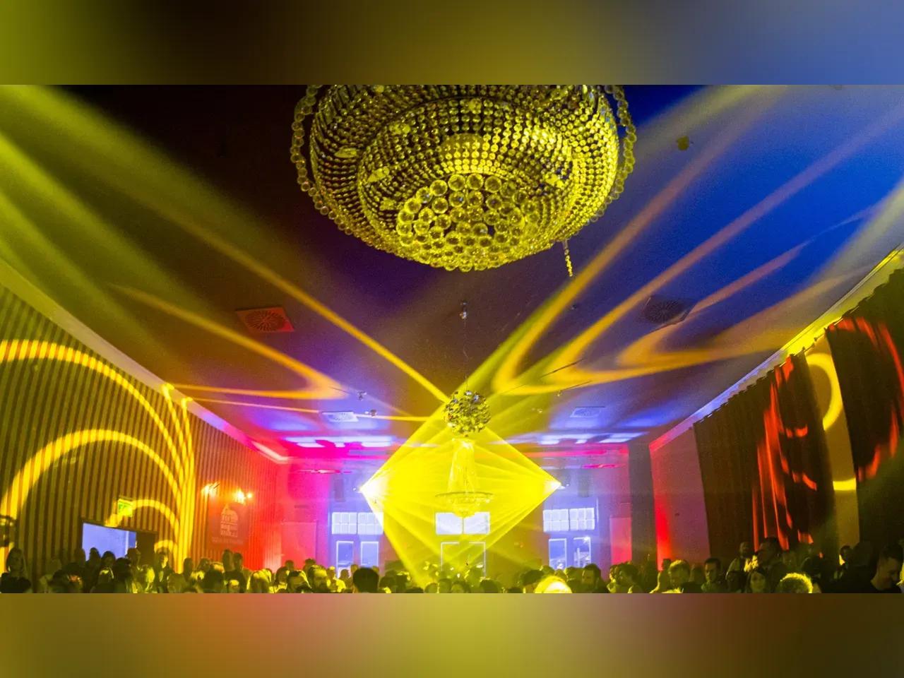 Raum mit Clubatmosphäre und bunten Lichtern