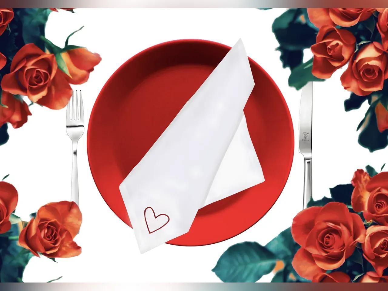 Ein gedeckter Tisch mit Rosen und Herzen, Collage