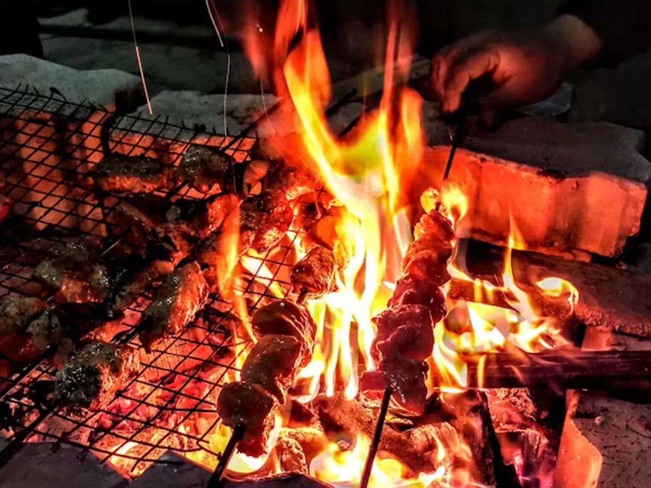 Argentinisches Asado - Feuer, Fleisch, Gemeinschaft