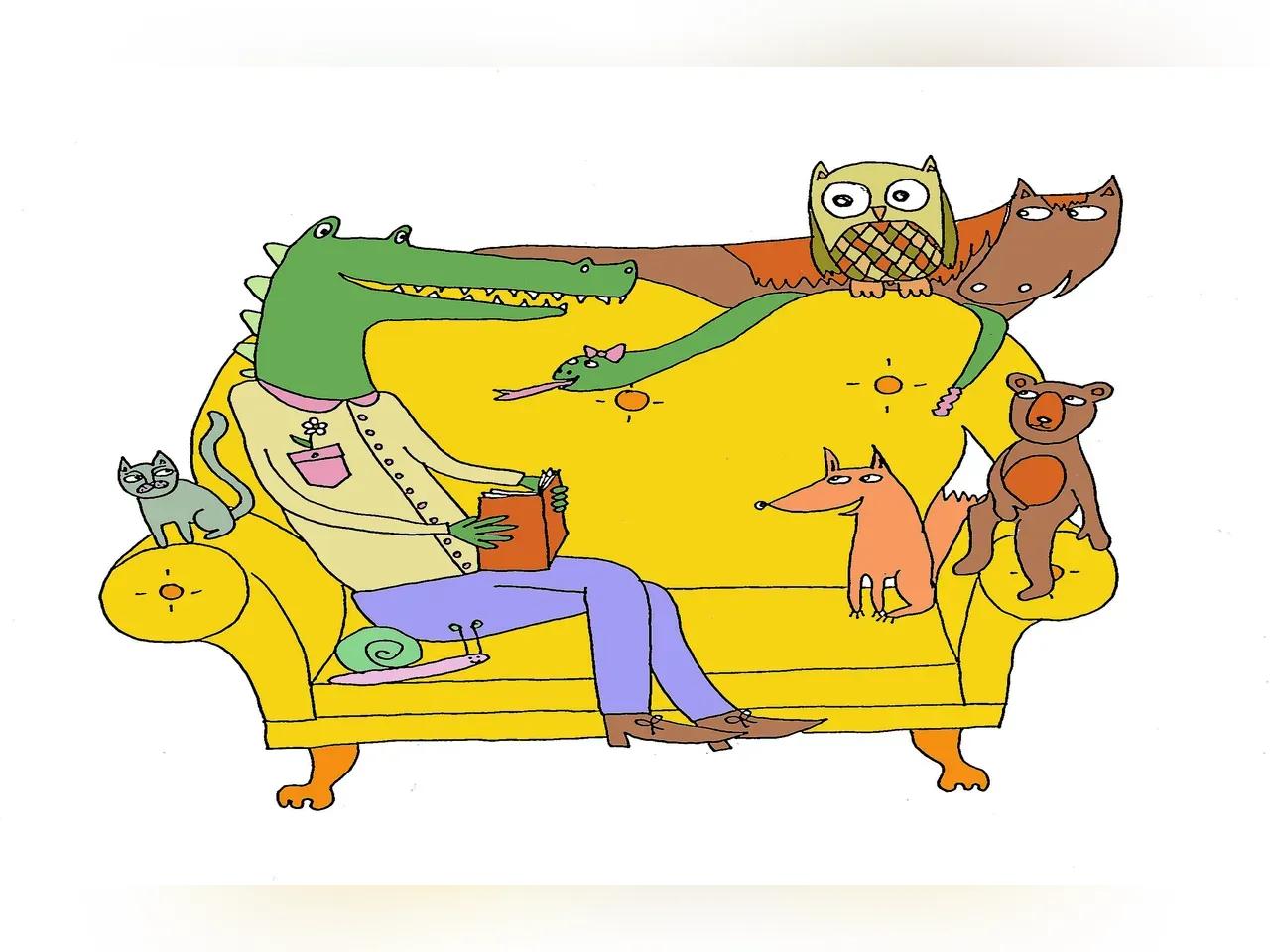 Krokodil, Katze, Pferd, Eule, Fuchs, Bär und Schlange sitzen auf einem gelben Sofa. Das Krokodil liest den anderen Tieren vor.