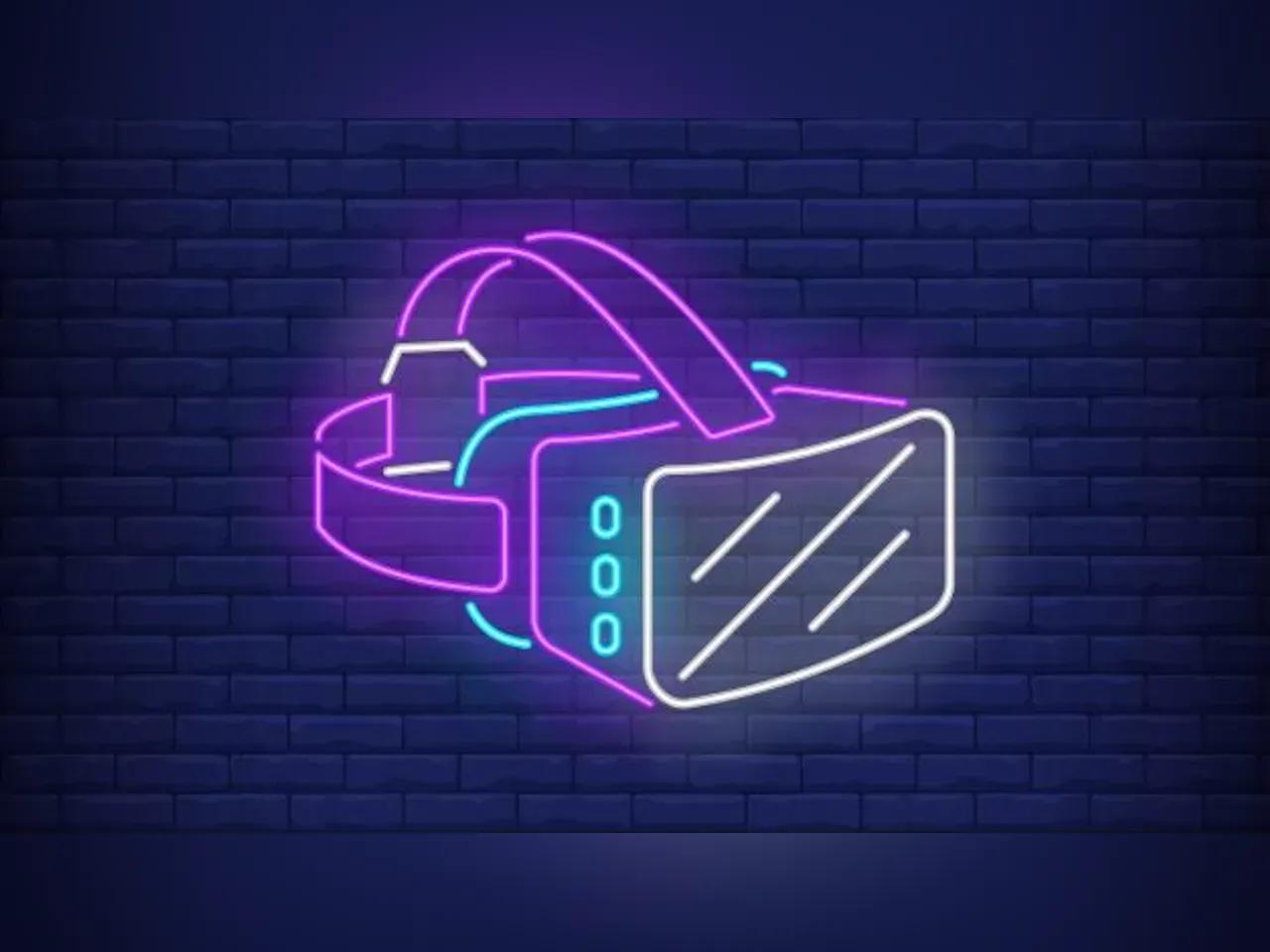VR-Brille in Neonfarben vor einer blauen Backsteinwand